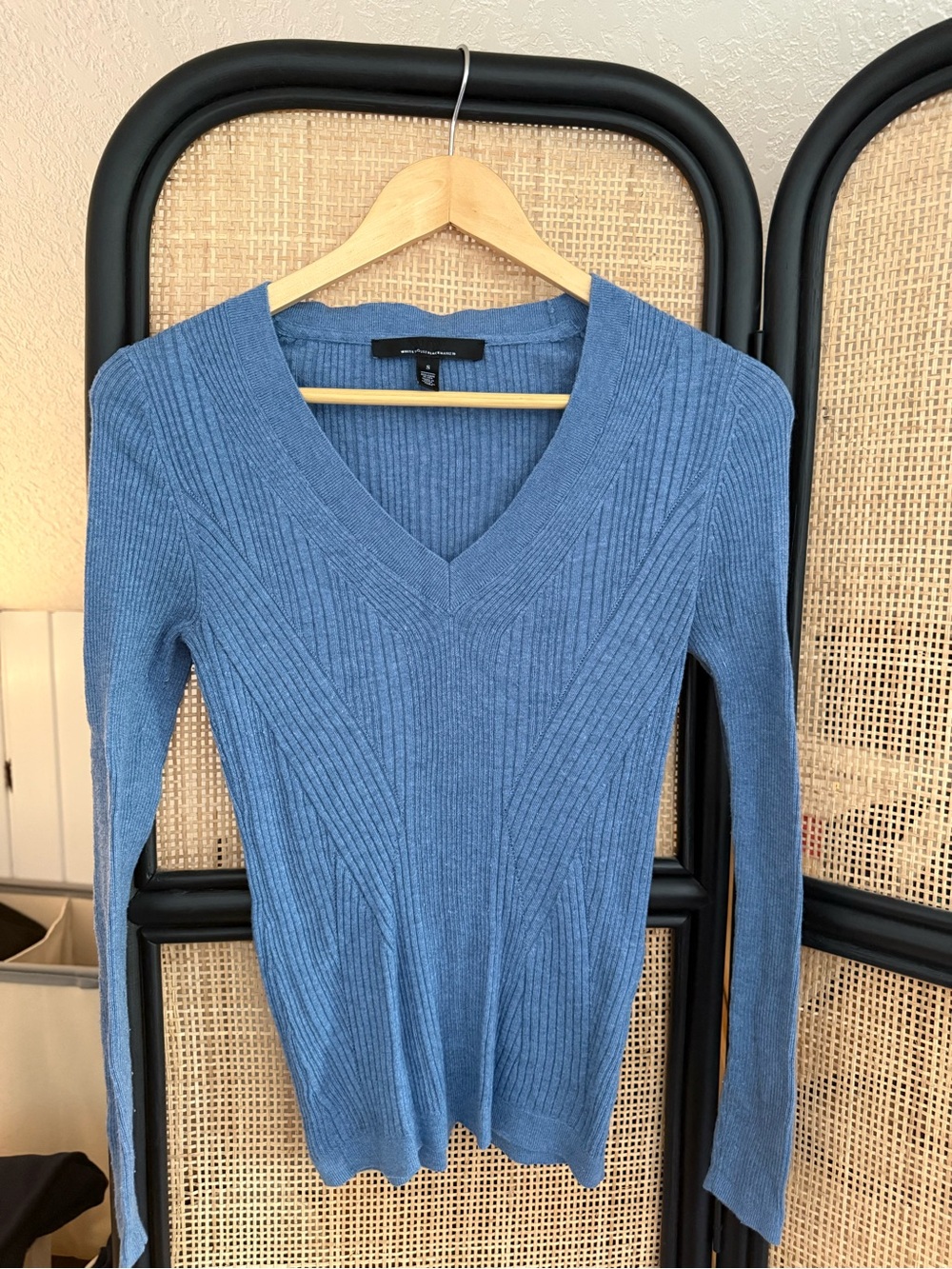 Women’s WHBM V Neck Long Sleeved Ribbed Sweater Blue Small